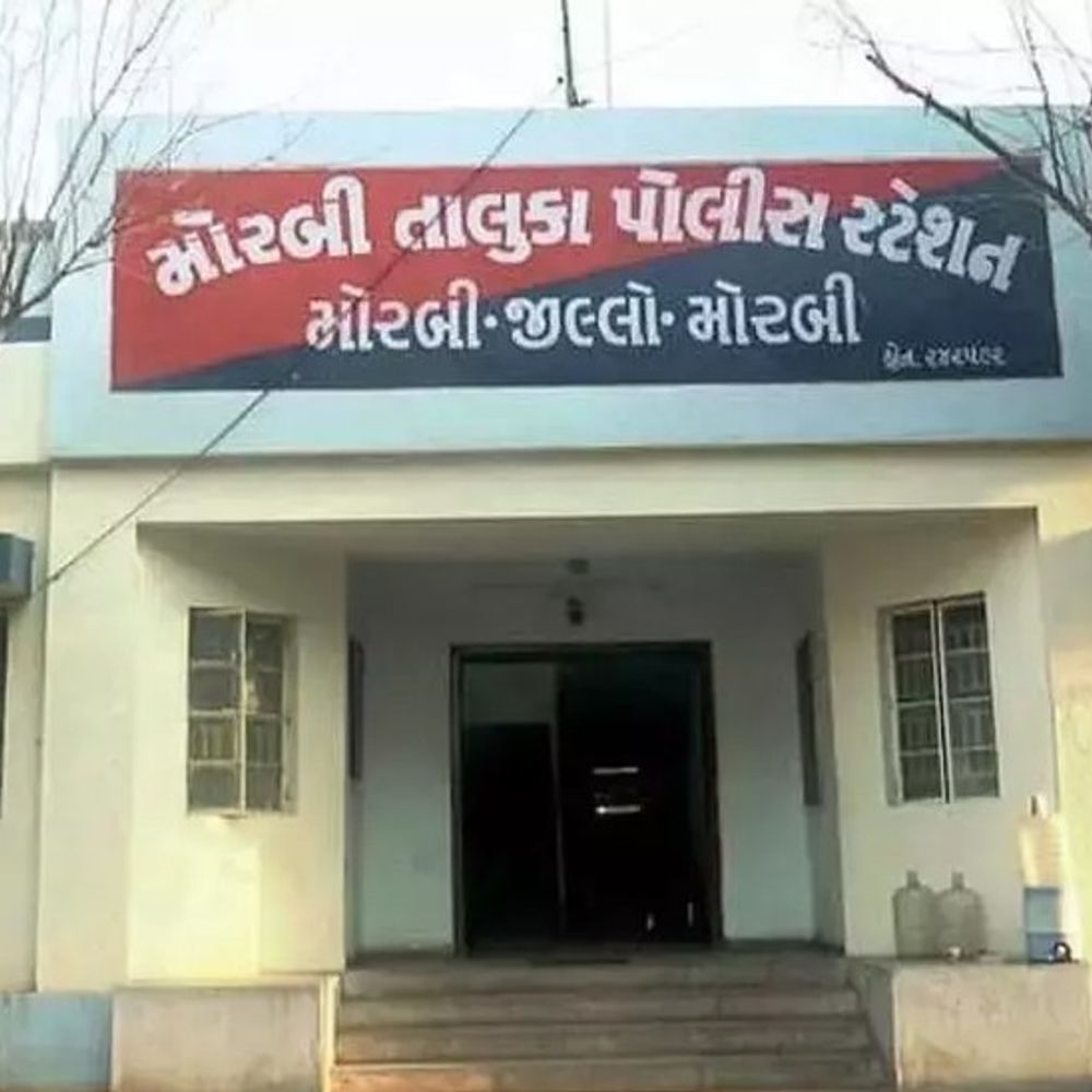 મોરબીમાં કચરો હટાવવા કહેતા વૃદ્ધ પર કુહાડી-ધોકાથી હુમલો:પાડોશીઓએ માથામાં કુહાડી મારી, હાથમાં ધોકાથી ફ્રેક્ચર: બે સામે ગુનો