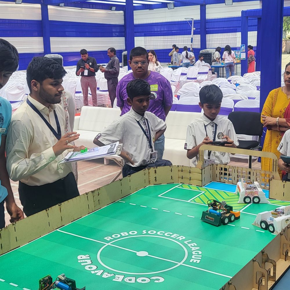 રોબોટિક્સ અને કોડિંગ સ્પર્ધાની CODEAVOUR 7.0 યોજાઈ:25 સ્કૂલના 300 કરતા વધુ વિદ્યાર્થીએ ભાગ લીધો; AI, કોડિંગ અને રોબોટિક્સના લાઈવ પ્રોજેક્ટ્સનું પ્રદર્શન