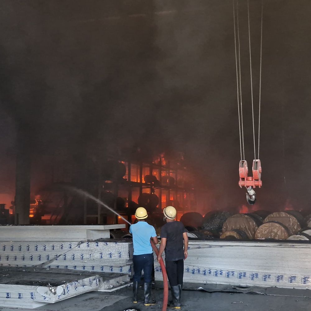 ઉમરગામના ખતલવાડમાં વિવા કંપનીના યુનિટમાં ભીષણ આગ:શેડ અને મશીનરી સાથે રો મટીરીયલ અને તૈયાર માલ બળીને ખાખ, કોઈ જાનહાનિ નહીં