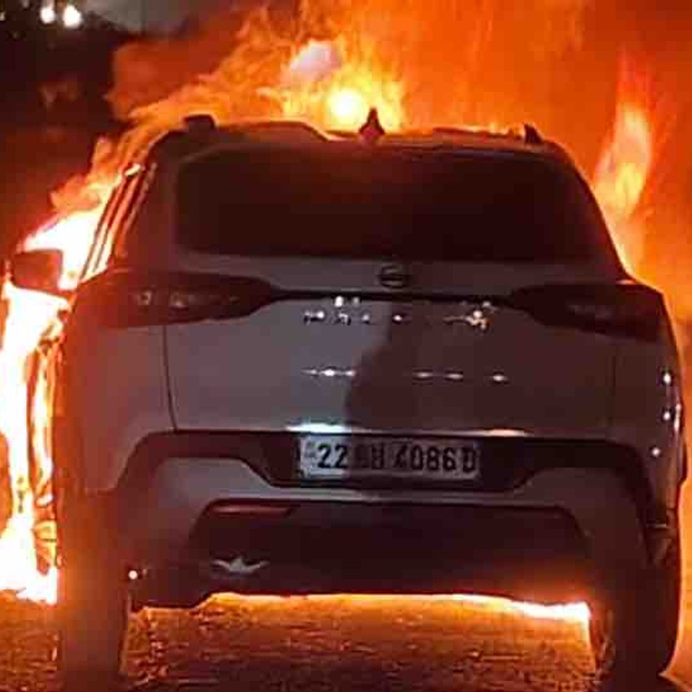 રાજુલા નજીક ચાલુ કારમાં ભીષણ આગ:કડિયાળી ગામ પાસે ભૂંડ આડે આવતા ઈમરજન્સી બ્રેક મારતા દુર્ઘટના, ચાલકનો બચાવ