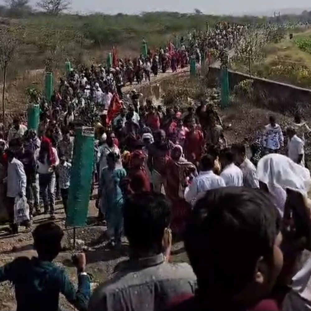 ચોટીલા ડુંગરની છઠ્ઠી પરિક્રમા સંપન્ન:દોઢ લાખ શ્રદ્ધાળુઓએ ભાગ લઈ ઇતિહાસ રચ્યો; નવગ્રહ મંદિરમાં ધર્મસભાનું આયોજન