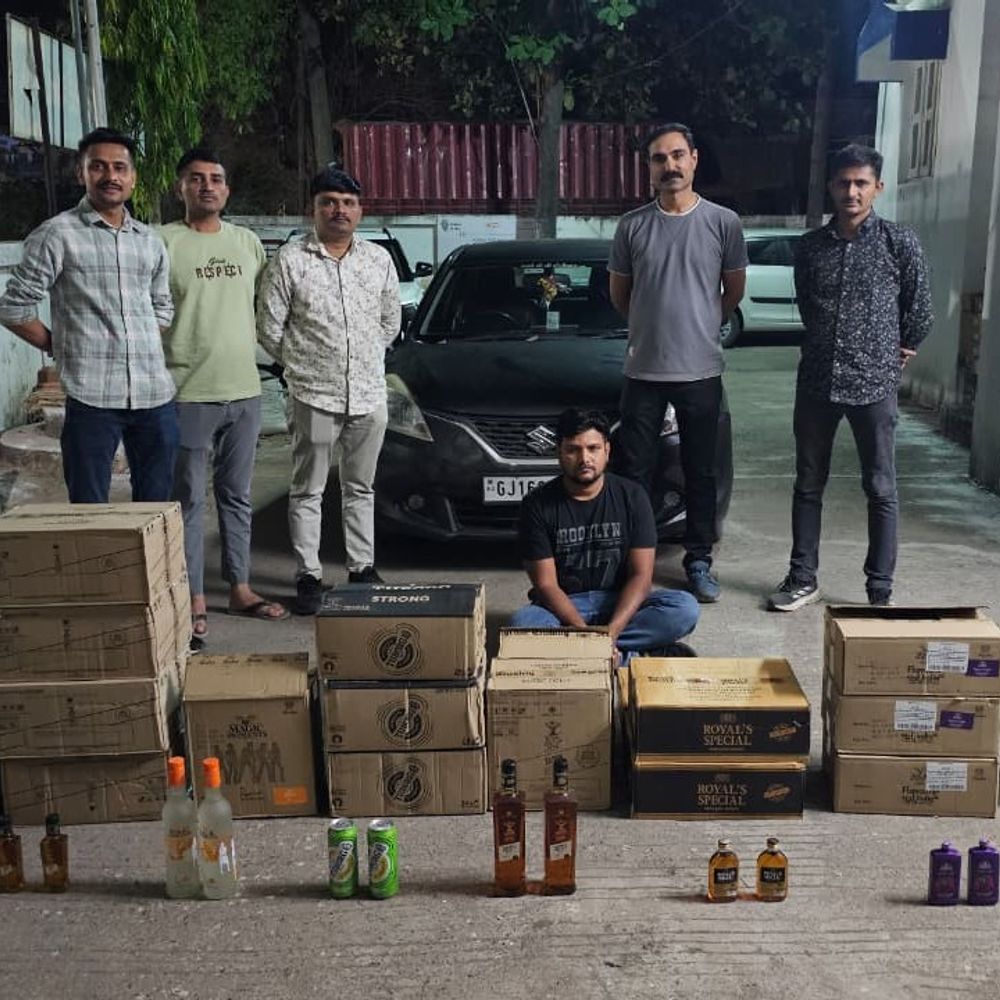 ચીખલી પોલીસે ₹5.57 લાખનો દારૂ ઝડપ્યો:બલેનો કારમાંથી 660 બોટલ મળી, એક ઝડપાયો, બે વોન્ટેડ