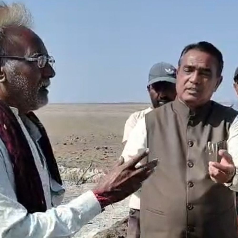 દસાડા ધારાસભ્યે રણમાં વાવાઝોડાથી નુકસાનગ્રસ્ત અગરિયાઓની મુલાકાત લીધી:અગરિયા પ્રતિનિધિઓ સાથે મંત્રીને મળી, વળતરની રજૂઆત કરી