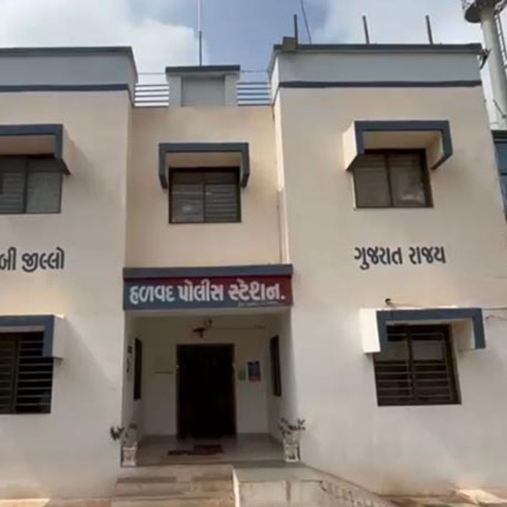 આધેડને માથામાં ધોકો મારતાં 8 ટાંકા આવ્યા:વાડીના શેઢે થાંભલા કાઢવા મુદ્દે હળવદમાં હુમલો, પોલીસ તપાસ શરૂ