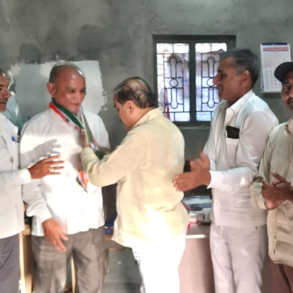 બોટાદ: મોહન લખાણી ભાજપ છોડી કોંગ્રેસમાં જોડાયા:જિલ્લા ખરીદ વેચાણ સંઘના ડાયરેક્ટરને કોંગ્રેસ પ્રમુખે આવકાર્યા