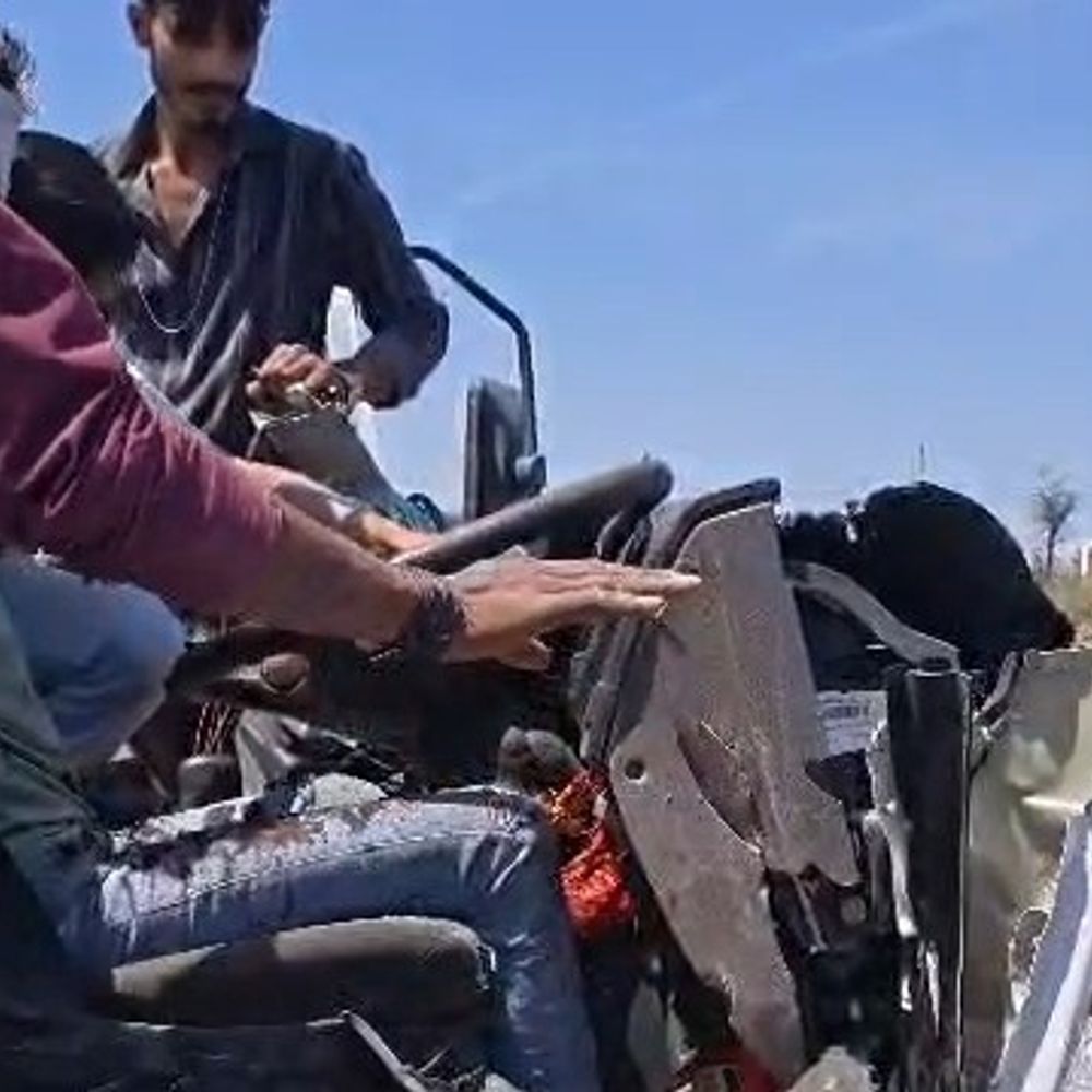 હિંમતનગર પાસે ટ્રક પાછળ ટ્રક ઘૂસતા અકસ્માત:કેબિનમાં ફસાયેલા ચાલકને ફાયર વિભાગે બચાવ્યો, એક ટ્રકનો ચાલક ફસાઈ ગયો હતો