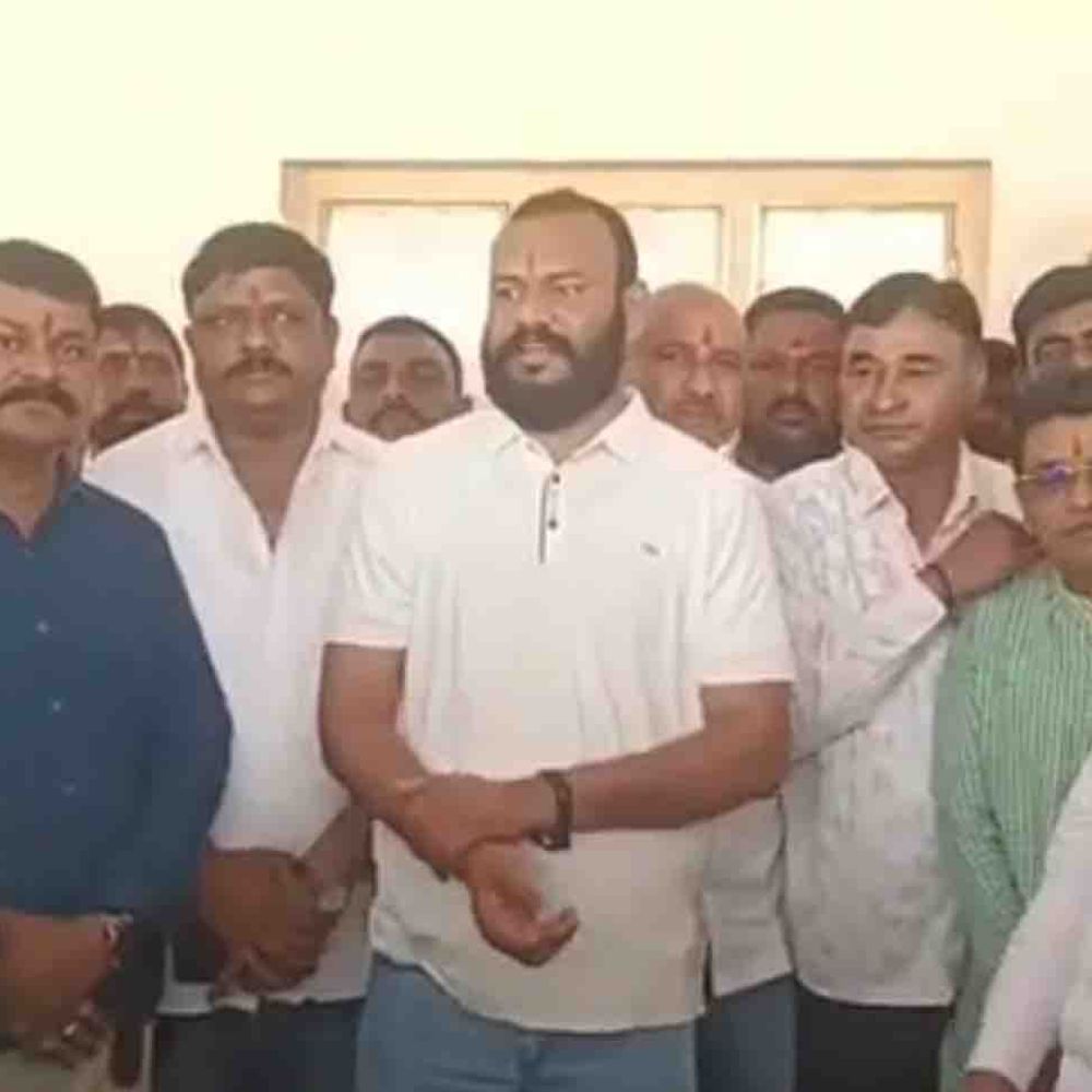 વામૈયામાં 'ઠાકોર દરબાર સ્વાભિમાન સંમેલન' મોકૂફ:સિદ્ધપુરના હિસોરમાં ક્ષત્રિય આગેવાનોની બેઠકમાં નિર્ણય, 18 યુવાનો જેલમુક્ત થયા બાદ સ્નેહ મિલન યોજાશે