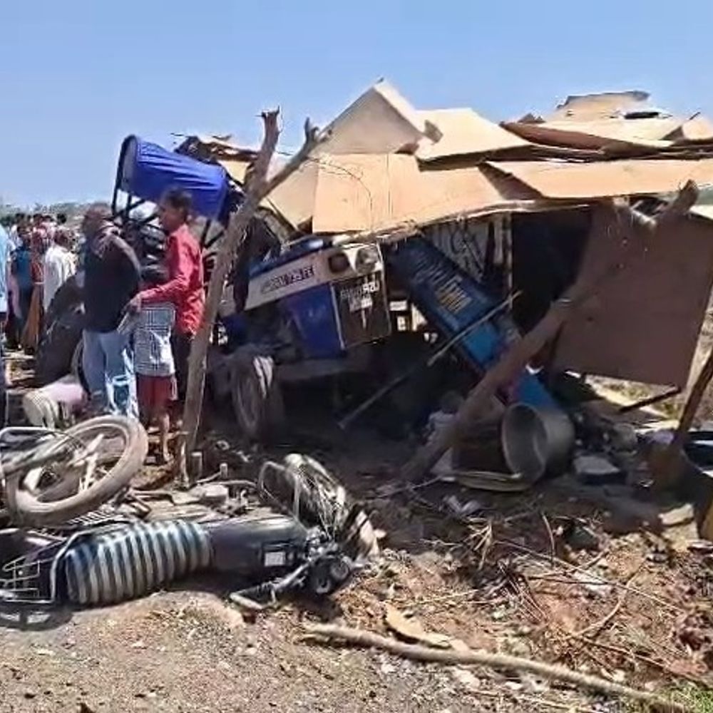 જંબુસરમાં મિક્સર ટ્રક અકસ્માતમાં બાળકીનું મોત:સેવ-ઉસળની દુકાન, એક ટ્રેક્ટર અને બે બાઈકને અડફેટે લીધા, ટ્રકચાલક ફરાર