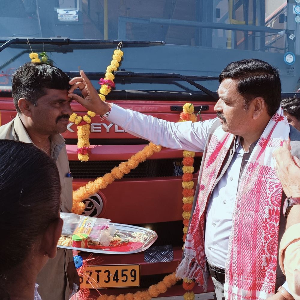 સંતરામપુર બસ ડેપોને 4 નવી બસો મળી:ધારાસભ્ય ડો.કુબેર ડિંડોરે લીલી ઝંડી આપી નિર્ધારિત રૂટ પર પ્રસ્થાન કરાવ્યું