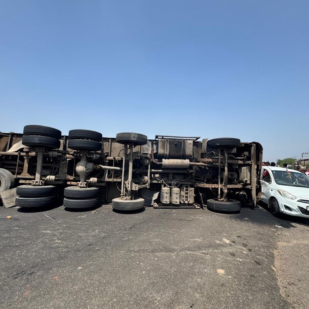 જામનગર નજીક પ્લાસ્ટિક દાણા ભરેલો ટ્રક પલટ્યો:ચાલકને ઈજા; ચેલા-ચંગા રોડ પર વાહનવ્યવહાર અવરોધાયો