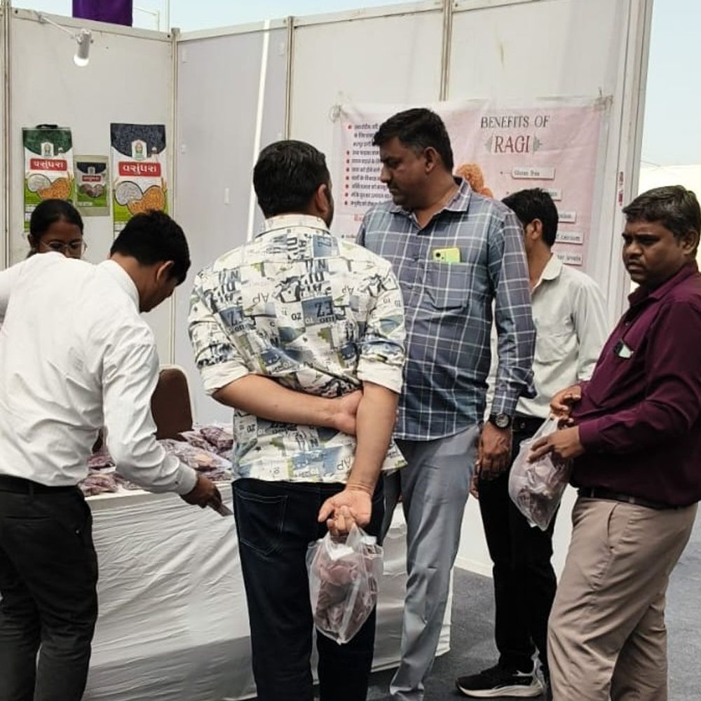 વઢવાણ મિલેટ મહોત્સવમાં રાગી ઉત્પાદનો આકર્ષણનું કેન્દ્ર:સુરતના વિશ્વાબેન ગામીતે પૌષ્ટિક લાડુ, પાપડ, ભૂંગળા સહિત વાનગીઓ રજૂ કરી