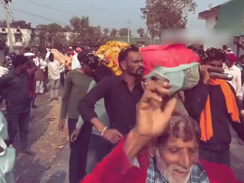 
                 અંતિમ યાત્રા છે કે લગ્નની જાન? VIDEO:રડવાને બદલે DJ પર જોરદાર ડાન્સ, આંસુ નહીં લોકોના ચહેરા પર ખુશી, મોત પર જશ્ન જેવો માહોલ 
            