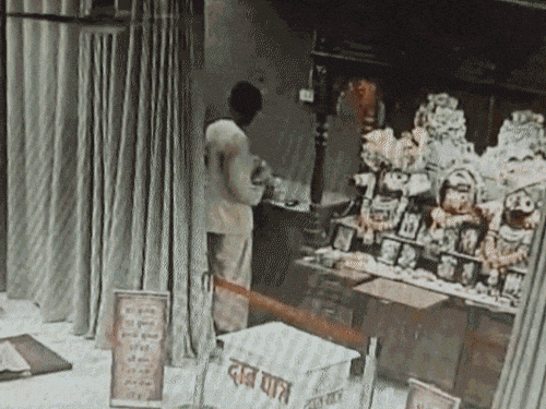 'મારા જગન્નાથ અમને છોડીને જતા રહ્યા': મંદિરમાંથી ભગવાન ગાયબ, ભક્તો રડ્યા, પૂજારીએ માર માર્યાનો VIDEO મૂક્યો.