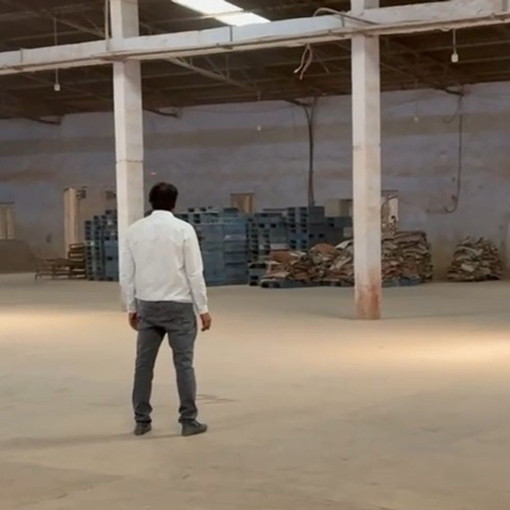 મોરબીના બંધ સિરામિક કારખાનામાં ક્રિકેટ મેચ:કારખાનેદારો, કોન્ટ્રાક્ટરો અને શ્રમિકો રમતા વીડિયો વાયરલ