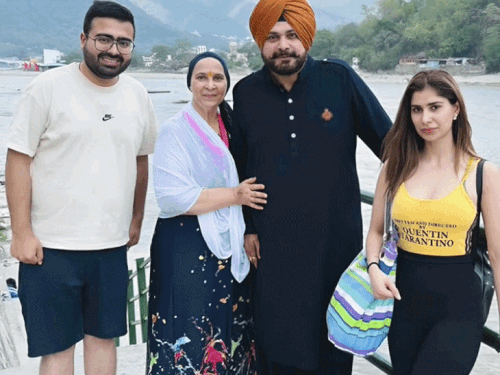 
                 નવજોત સિંહ સિદ્ધુએ દીકરા-દીકરીને ઘર આપ્યા:અમૃતસરવાળું ઘર દીકરીને, પટિયાળાવાળું પૈતૃક મકાન દીકરાને આપ્યું; ગૃહ પ્રવેશના ફોટા પોસ્ટ કર્યા 
            