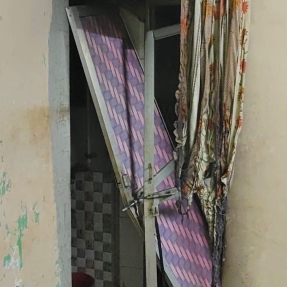 લાઈટની સ્વીચ ચાલુ કરતા જ ગેસ સિલિન્ડરમાં જોરદાર બ્લાસ્ટ થયો:નોકરીએથી પરત ફરેલા વૃદ્ધ ઈજાગ્રસ્ત થયા, દરવાજા અને બારીના કાચૂ તૂટી ગયા