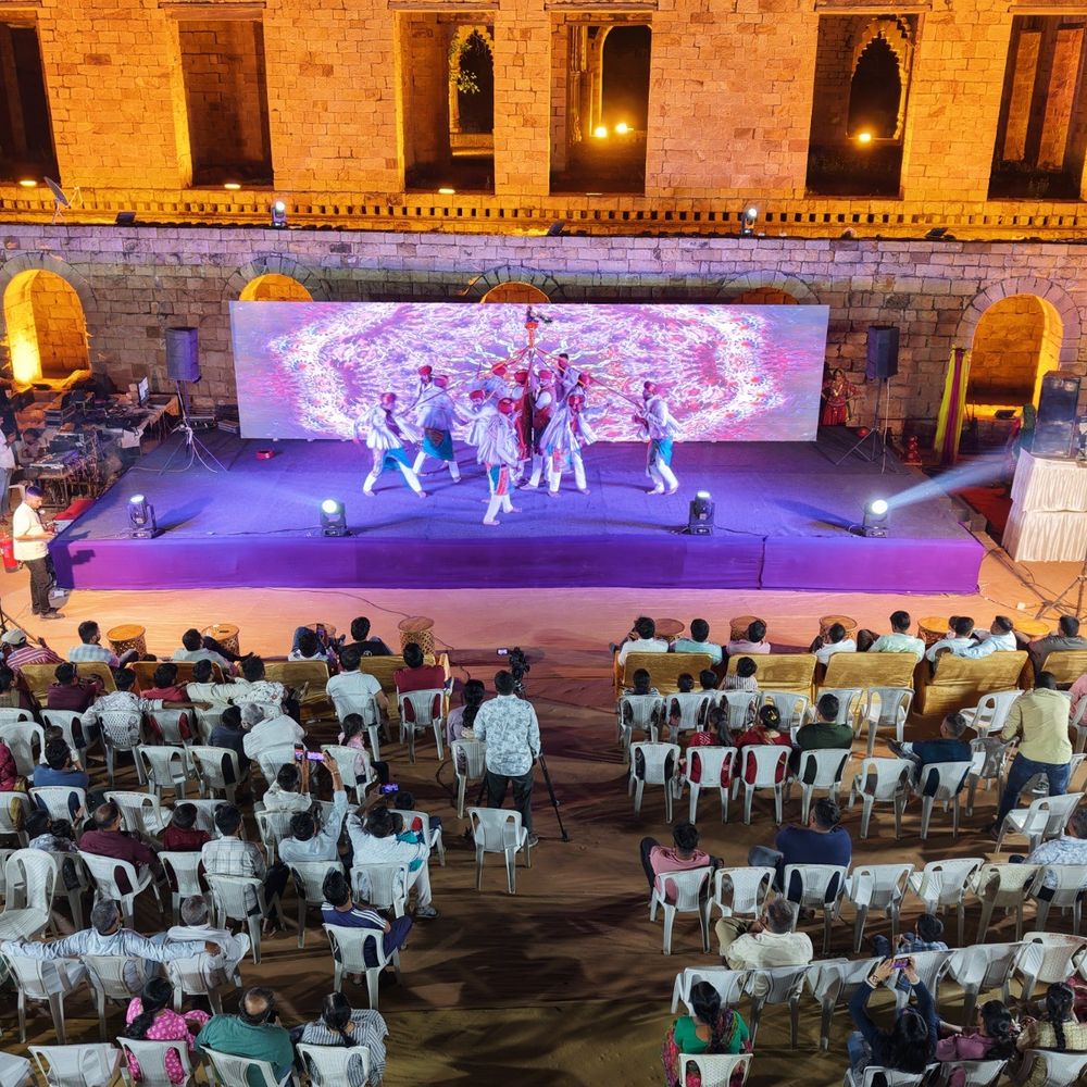 મિલેટ મહોત્સવના પ્રથમ દિવસે લોકસંસ્કૃતિની રમઝટ જામી:વઢવાણના હવા મહેલ ખાતે હુડો, ગોફ-ગૂંથણ, પઢાર નૃત્ય રજૂ થયા