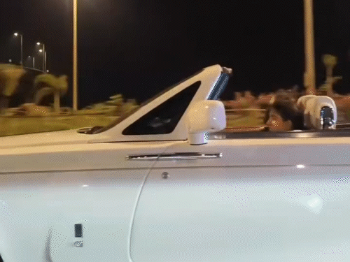 
                 અનંત-રાધિકાની લેટ નાઇટ ડ્રાઇવ, VIDEO:સફેદ રંગની ઓપન રોલ્સ-રોયસમાં જોવા મળ્યા, બાંદ્રા-વર્લી સી-લિંક પર કાર દોડાવી; અનંતે પોતે કાર ચલાવી 
            