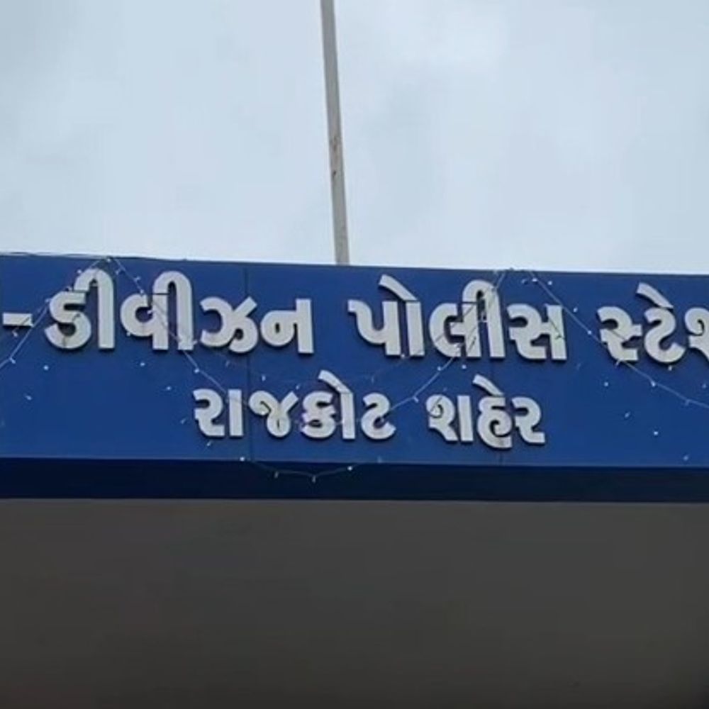 જૂના ઝઘડાનો ખાર રાખી સગીરને છરીના ઘા માર્યા:રાજકોટમાં મોટાભાઈ સાથેની માથાકૂટમાં નાના ભાઈ પર 2 શખ્સોનો હૂમલો : સજાના વોરંટનો આરોપી ઝડપાયો