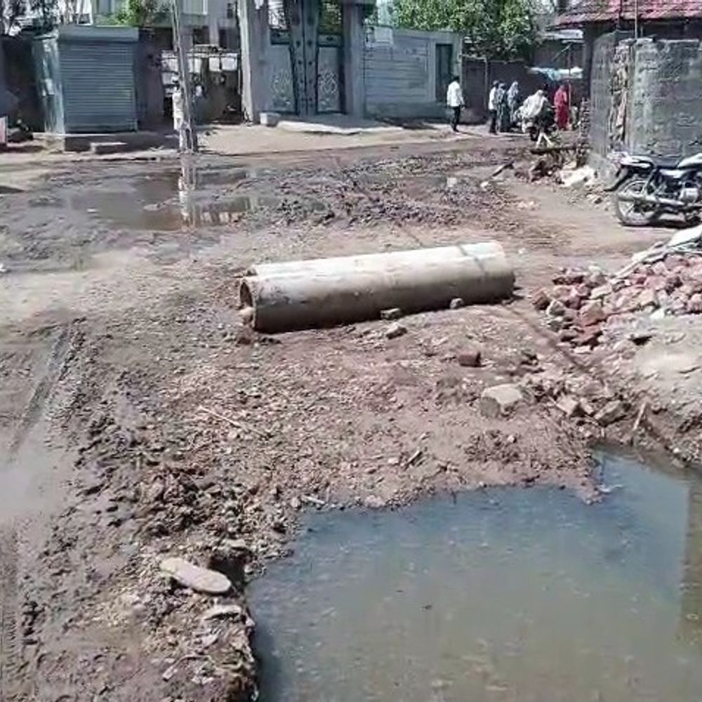 ગઢડાના રામપરામાં ગટરના પાણી રસ્તા પર:ગંદુ પાણી ભરાઈ જવાથી અવરજવર મુશ્કેલ બનતા સ્થાનિકો પરેશાન, કાયમી ઉકેલની માંગ કરી