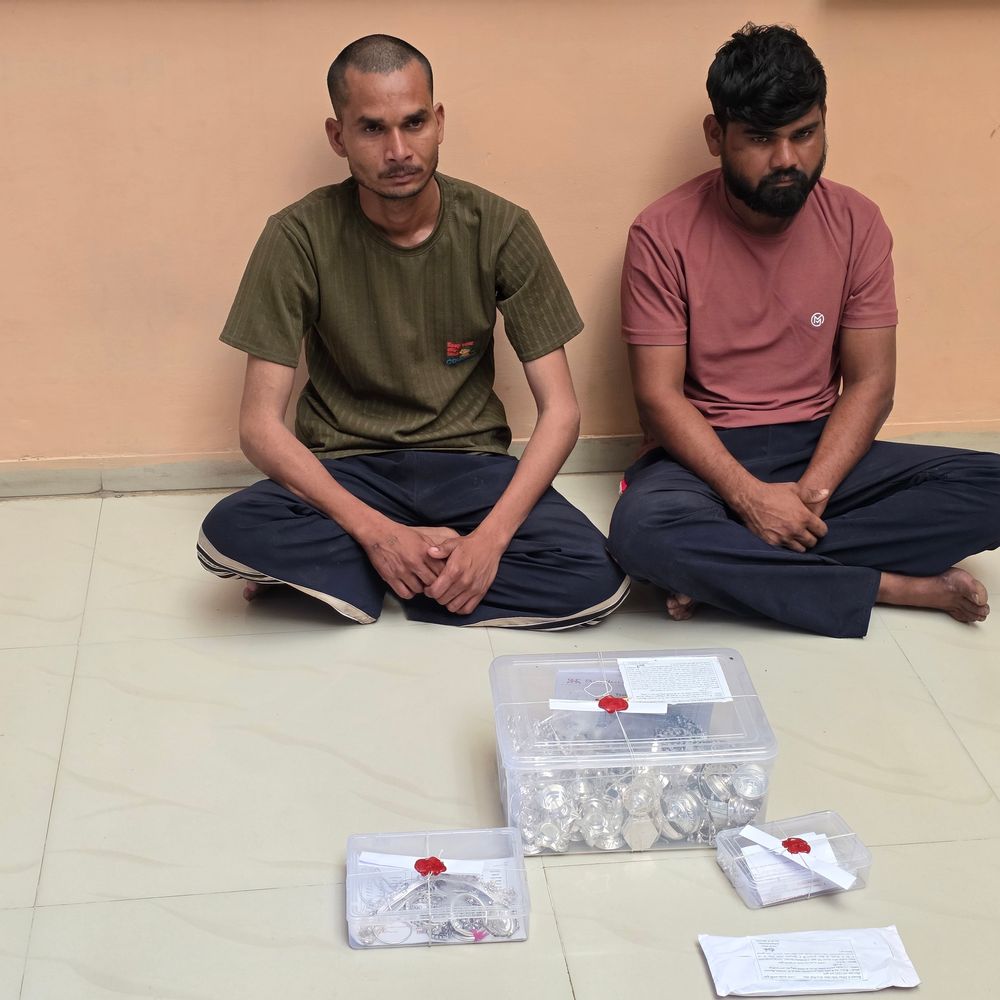 હિંમતનગર ઘરફોડ ચોરીના બે આરોપી પકડાયા:LCBએ ₹6.72 લાખના ચાંદીના દાગીના જપ્ત કર્યા