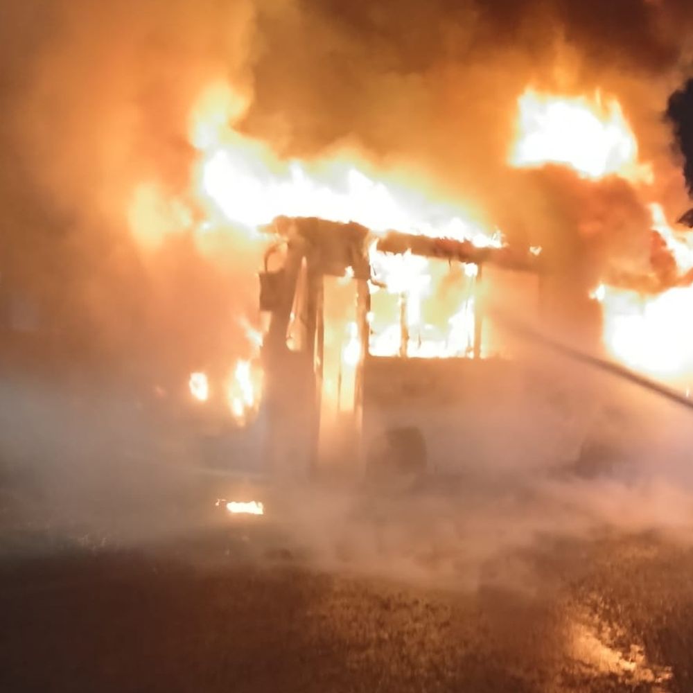 મોતના મુખમાંથી 51 મુસાફરોને ઉગાર્યા:સુરતના કાપોદ્રામાં સળગતી ST બસ, ડ્રાઈવરની સમયસૂચકતાથી મોટી હોનારત ટળી, નજીકમાં આવેલા પેટ્રોલપંપ પર ભારે ભીડથી ફાયર ગાડીઓને પહોંચવામાં મુશ્કેલી થઈ