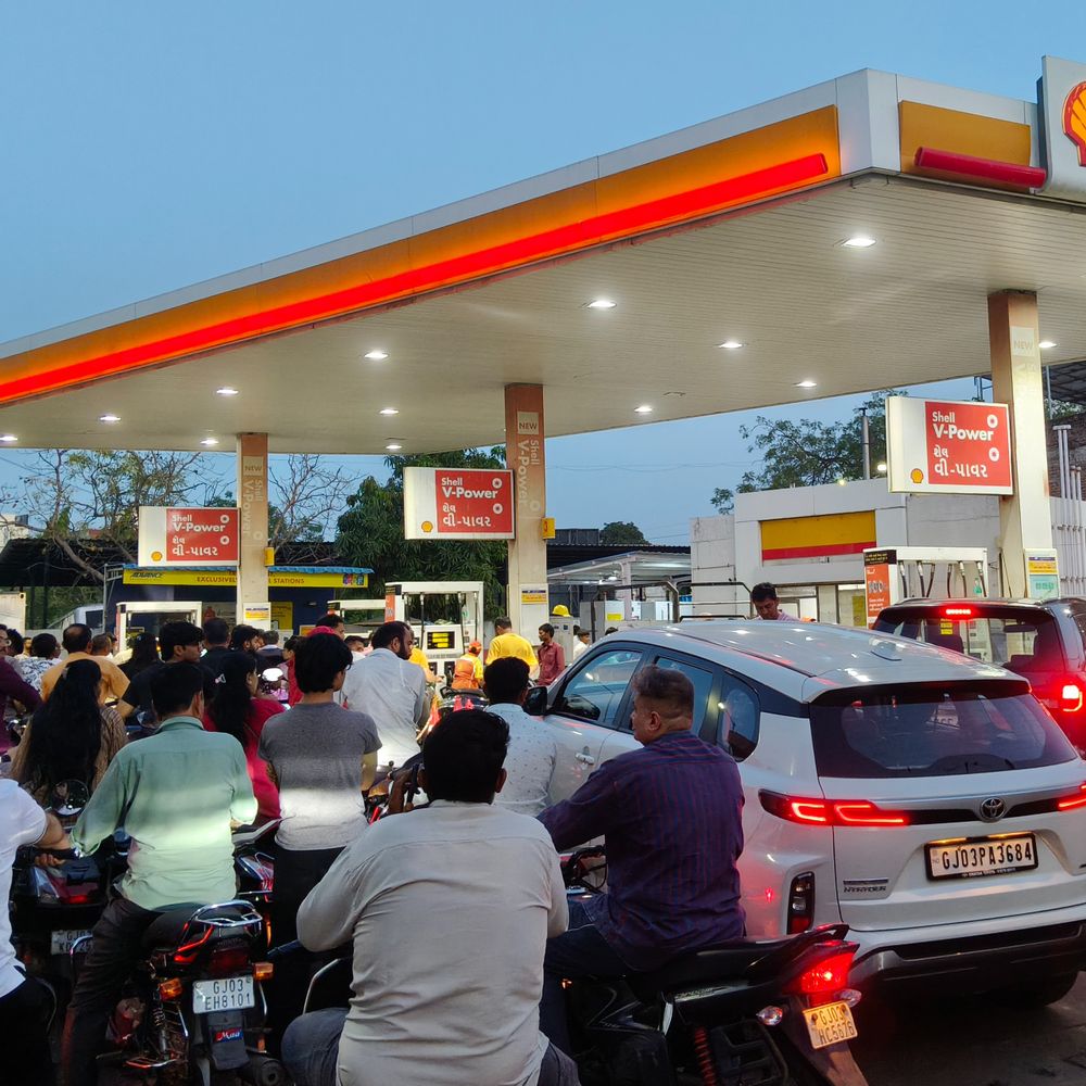 રાજકોટના 361 પેટ્રોલ પંપ પર વાહનોની કતાર:નાયરાના અમૂક પંપ બંધ : શેલ, જીઓ, ઇન્ડિયન ઓઇલ, ભારત પેટ્રોલિયમના પંપ પર પેટ્રોલ - ડીઝલ પૂરાવવા લોકોની ભીડથી અંધાધૂંધી