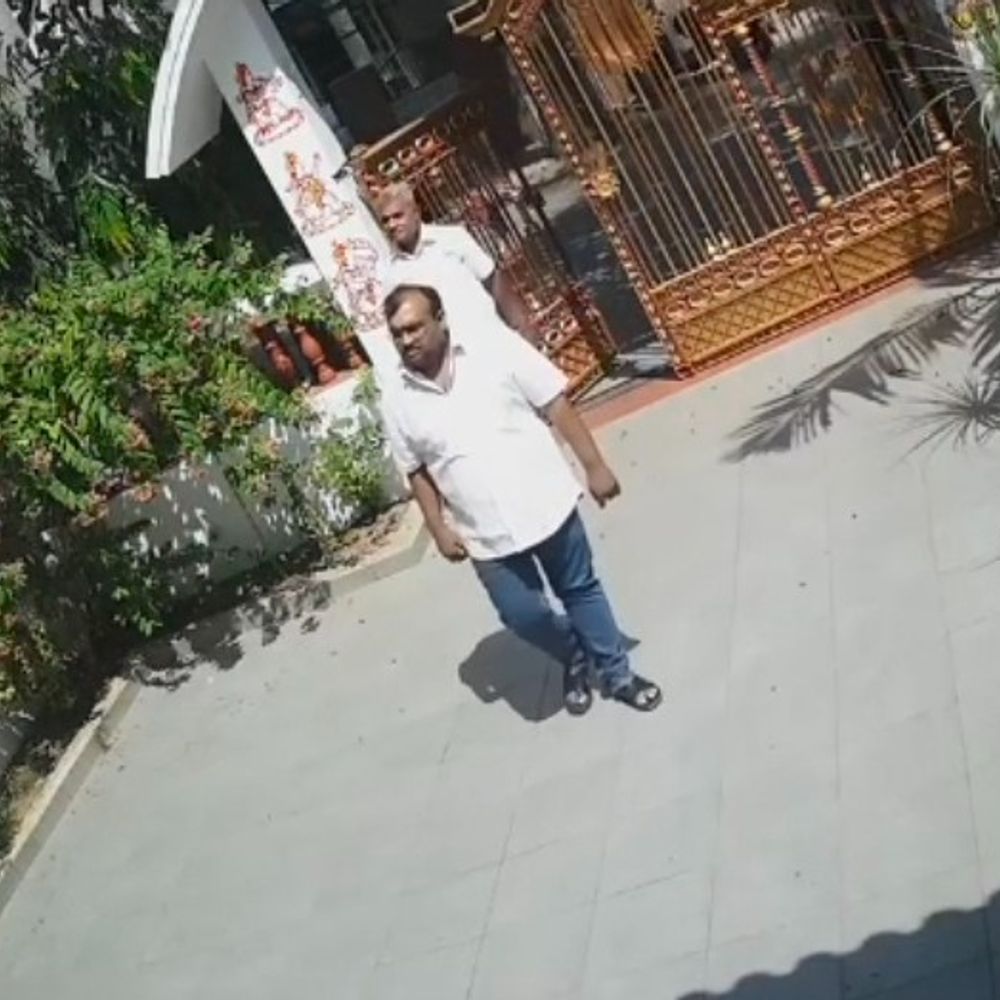 ભાજપના પૂર્વ કાઉન્સિલરના ઘરે અજાણ્યા શખ્સોએ ધોળે દિવસે રેકી કરી:કલ્પેશ પટેલે કહ્યું: ફોર્ચ્યુનર અને ટેક્સી મારા ઘર પાસે આવી, 3 અજાણ્યા શખ્સો મારા ઘરમાં પ્રવેશ્યા, લૂંટના ઈરાદે આવ્યા હતા, ગૃહમંત્રી મને ન્યાય અપાવશે