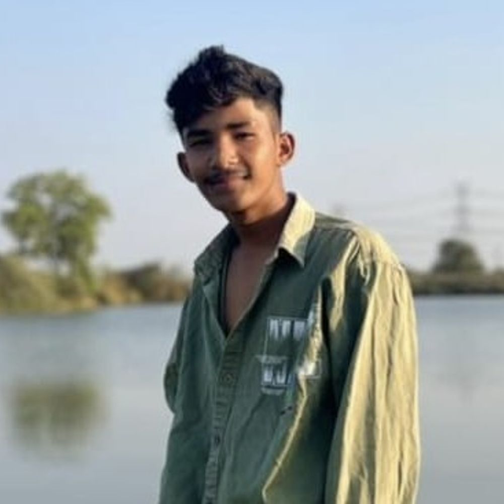 વડોદરામાં તળાવમાં નહાવા ગયેલા 4 યુવાન ડૂબ્યા:બે યુવાનનો બચાવ અને બે ગુમ, કીચડમાં ફસાઈ ગયા હોવાની આશંકા; શોધખોળ ચાલુ