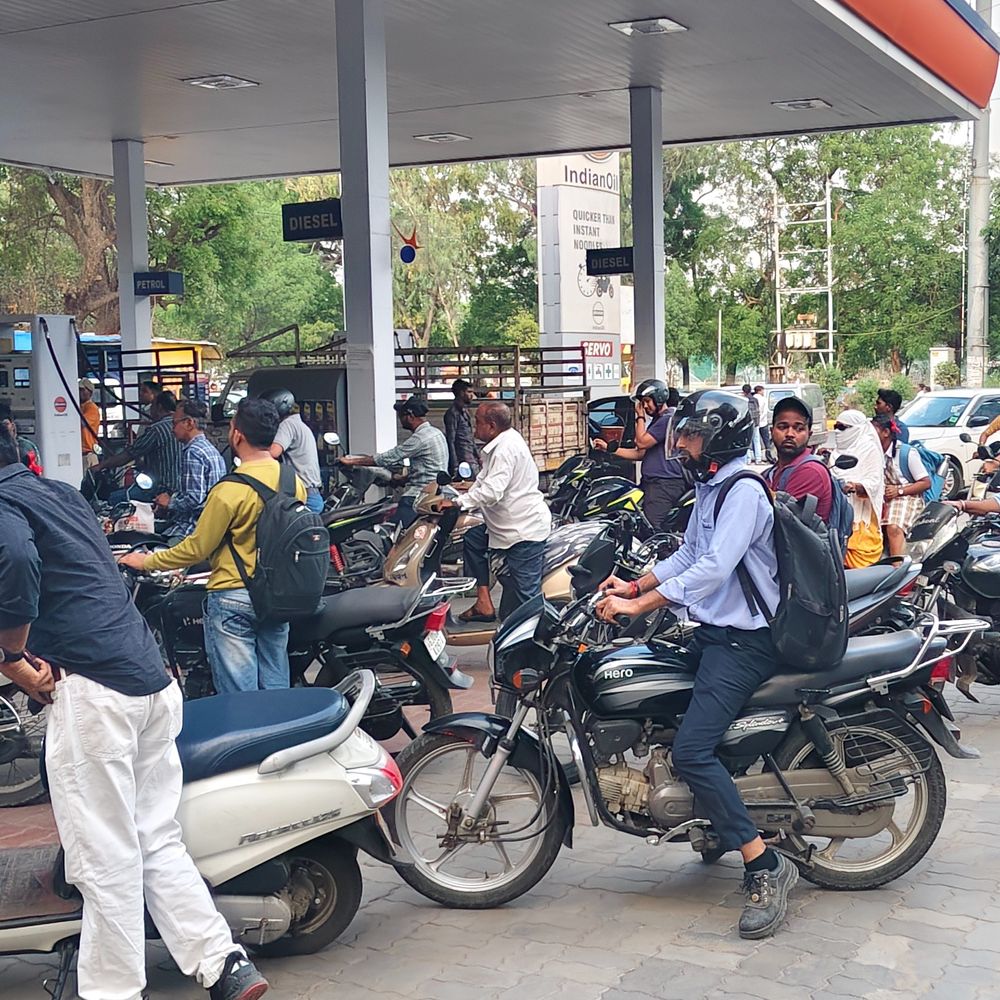 વડોદરામાં વાહન ચાલકોએ પેટ્રોલ પુરાવવા દોડધામ કરી:સાંજ પડતા જ વડોદરા શહેરના પેટ્રોલ પંપો પર લાંબી લાંબી કતારો લાગતા ટ્રાફિકજામના દૃશ્યો જોવા મળ્યા, પેનિકમાં લોકોએ વાહનોની ટાંકીઓ ફૂલ કરાવી દીધી