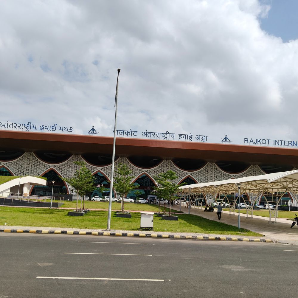 રાજકોટને ઉનાળામાં પણ ઇન્ટરનેશનલ ફ્લાઇટ ન મળી:સમર શેડ્યૂલમાં મુંબઈની 7, દિલ્હીની 4, હૈદરાબાદ, બેંગ્લોર, પુણેની 1- 1 ફ્લાઇટ ઉડાન ભરશે