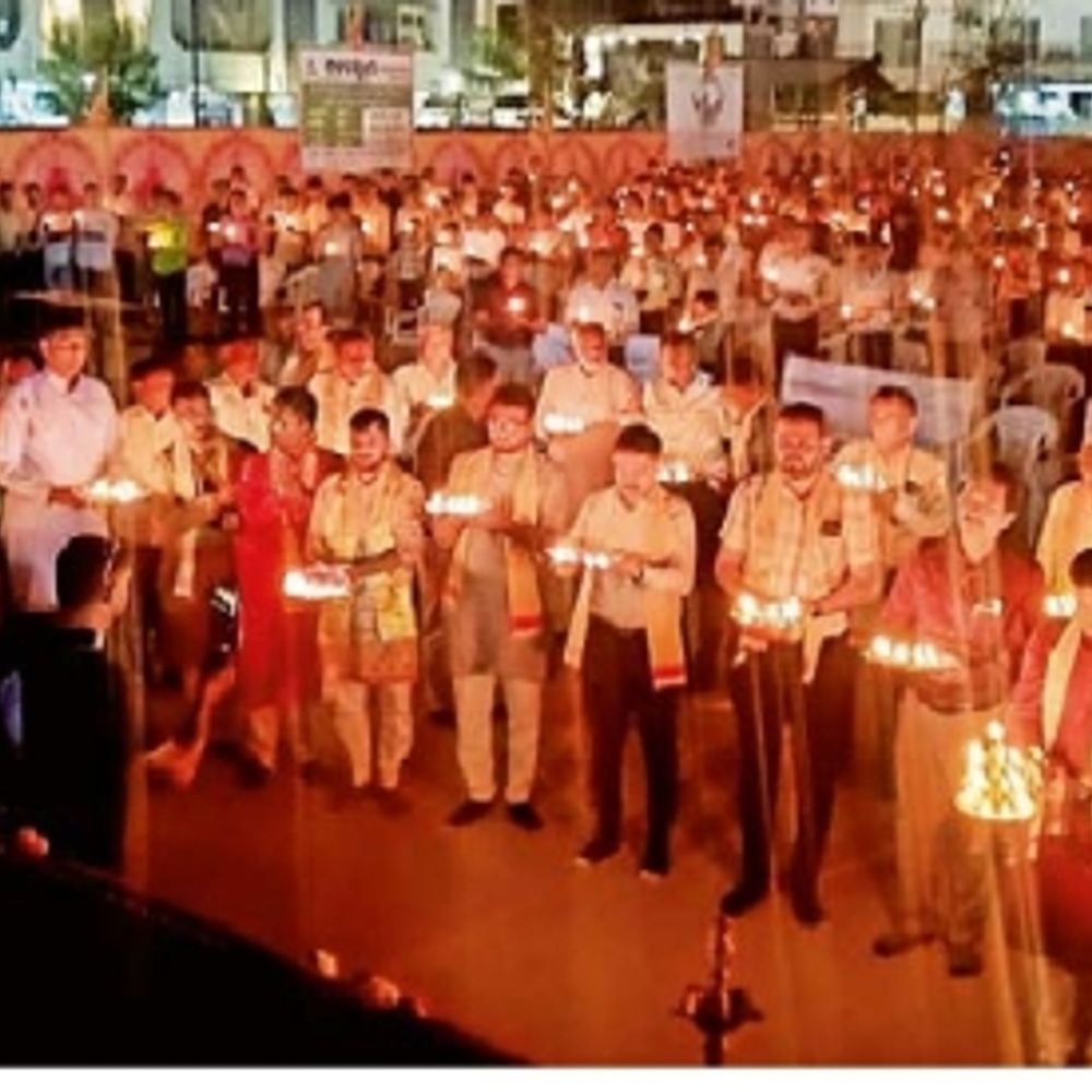 વિરાટ કાર્યક્રમ યોજાયો:વેમાલીમાં વિશ્વ ઉમિયા ફાઉન્ડેશને વિશ્વ શાંતિ માટે 3 હજાર દીવડાઓ સાથે મહાઆરતી કરી