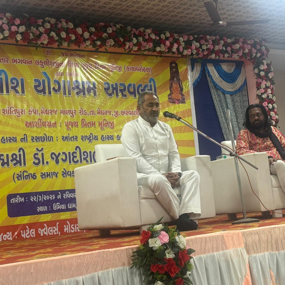 મોડાસામાં પદ્મશ્રી ડૉ. જગદીશ ત્રિવેદીનો હાસ્ય દરબાર યોજાયો:લકુલીશ યોગાશ્રમ માટે દાન એકત્રિત કરાયું, શહીદોને શ્રદ્ધાંજલિ અપાઈ