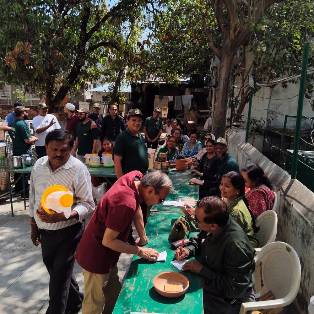 દાહોદમાં પક્ષી બચાવો અભિયાન: 4 કલાકમાં 500+ પક્ષીઘર અને ફીડરનું વિતરણ કરીને જીવદયાનું ઉદાહરણ પૂરું પાડ્યું.