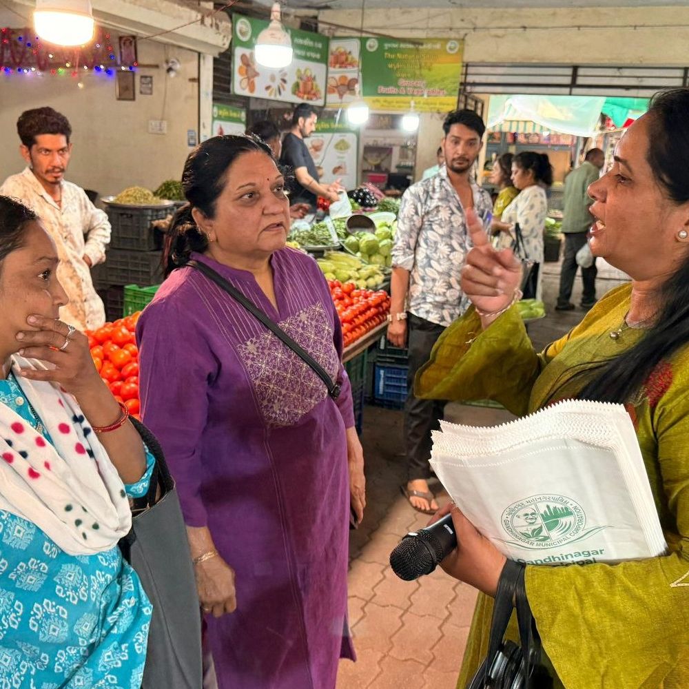 ગાંધીનગરમાં સિંગલ યુઝ પ્લાસ્ટિક સામે મનપાની ગાંધીગીરી:વેપારીઓને ઇકો ફ્રેન્ડલી વિકલ્પો અપનાવવા માહિતી સાથે પેપર બેગનું વિતરણ કરાયું