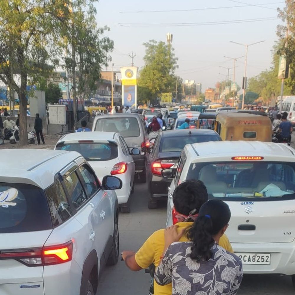 પેટ્રોલ-ડીઝલની અફવાથી પંપો પર દોઢ બે કિમી કતાર લાગી:ગાંધીનગરમાં 'પેટ્રોલ પંપ પર સ્ટોક ઉપલબ્ધ ગભરાશો નહીં'; અફવાથી દૂર રહેવા 'ભાસ્કર'ની અપીલ