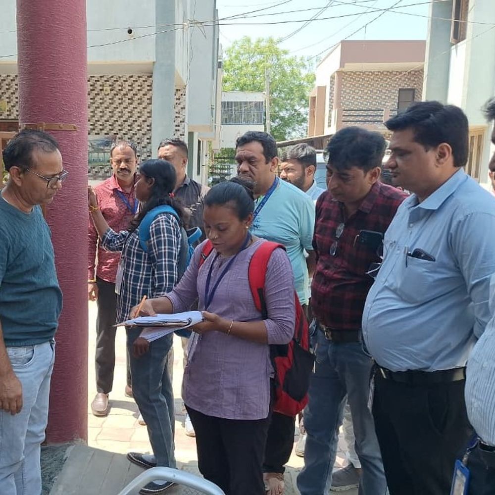 કરમસદ-આણંદ મહાનગરપાલિકા વિસ્તારમાં વસ્તી ગણતરી 2026ની પૂર્વ તૈયારી શરૂ:13 ટીમો દ્વારા ઘર નંબર આપવાની કામગીરી શરૂ, દરેક કર્મચારીને ઓળખપત્ર અપાયું