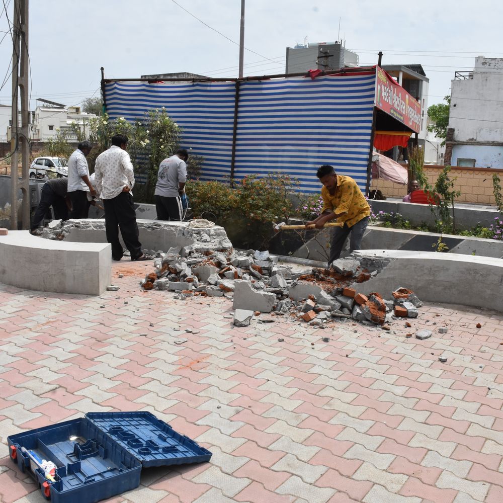 નવીન જાહેર શૌચાલય સુવિધા ઉપલબ્ધ થશે:મહેસાણાના બી.કે.સર્કલના એક ખૂણામાં હવે જાહેર શૌચાલય બનશે,વેપારીને રાહત