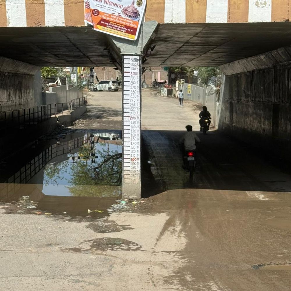 તંત્રની ઉદાસીનતાના લીધે લોકો થયા હેરાન:બહુચરાજી અંડરપાસમાં ગટર લીકેજથી ગંદકી