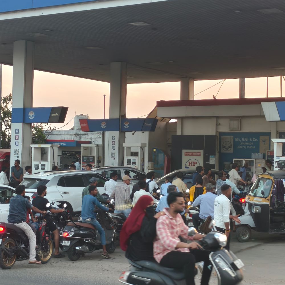 લુણાવાડામાં પેટ્રોલ પંપ પર લાંબી લાઈનો લાગી:પેટ્રોલ-ડીઝલ અછતની અફવા ફેલાઈ, સંચાલકોએ કહ્યું- પૂરતો જથ્થો ઉપલબ્ધ