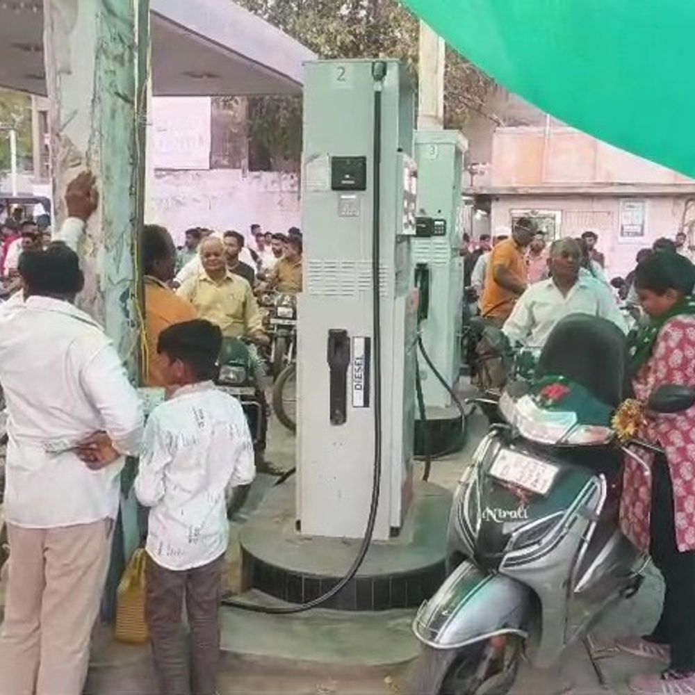 બોટાદમાં અફવાને કારણે પેટ્રોલ પંપ પર ભીડ:સંચાલકોએ અછત ન હોવાની સ્પષ્ટતા કરી, અફવાઓથી દૂર રહેવા અપીલ