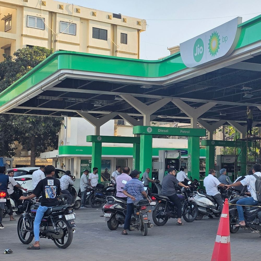 જામનગરમાં પેટ્રોલ પંપો પર લાંબી કતારો:ગ્રાહકોને માત્ર ₹200નું ઇંધણ મળે છે, અછતની અફવાઓ