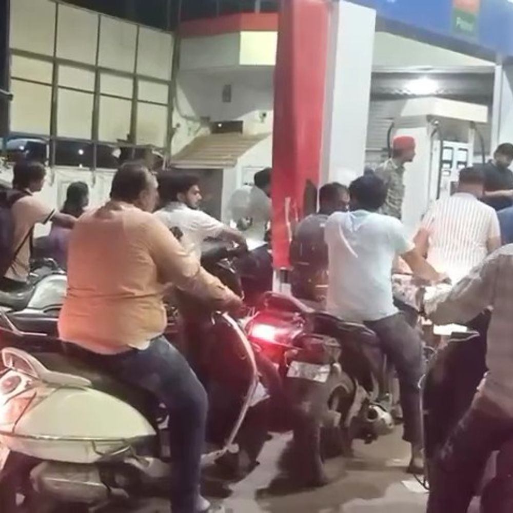 મોરબીમાં પેટ્રોલ-ડીઝલની અછતની અફવા ફેલાઈ:વાહનચાલકોએ પંપ પર લાઈનો લગાવી, કલેક્ટરે લોકોને પેનિક બાઇંગ ન કરવા અને અફવાઓથી દૂર રહેવા અપીલ કરી