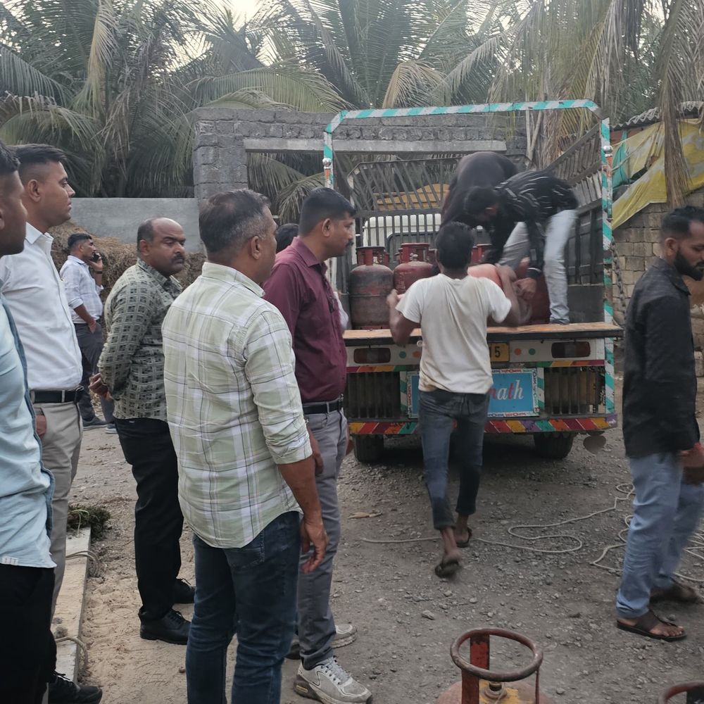 ગીર સોમનાથમાં ગેરકાયદે ગેસ રિફીલિંગ ઝડપાયું:વેરાવળના સુપાસી ગામે SOGએ દરોડો પાડી 30 સિલિન્ડર અને સાધનો જપ્ત કર્યા, એકની ધરપકડ