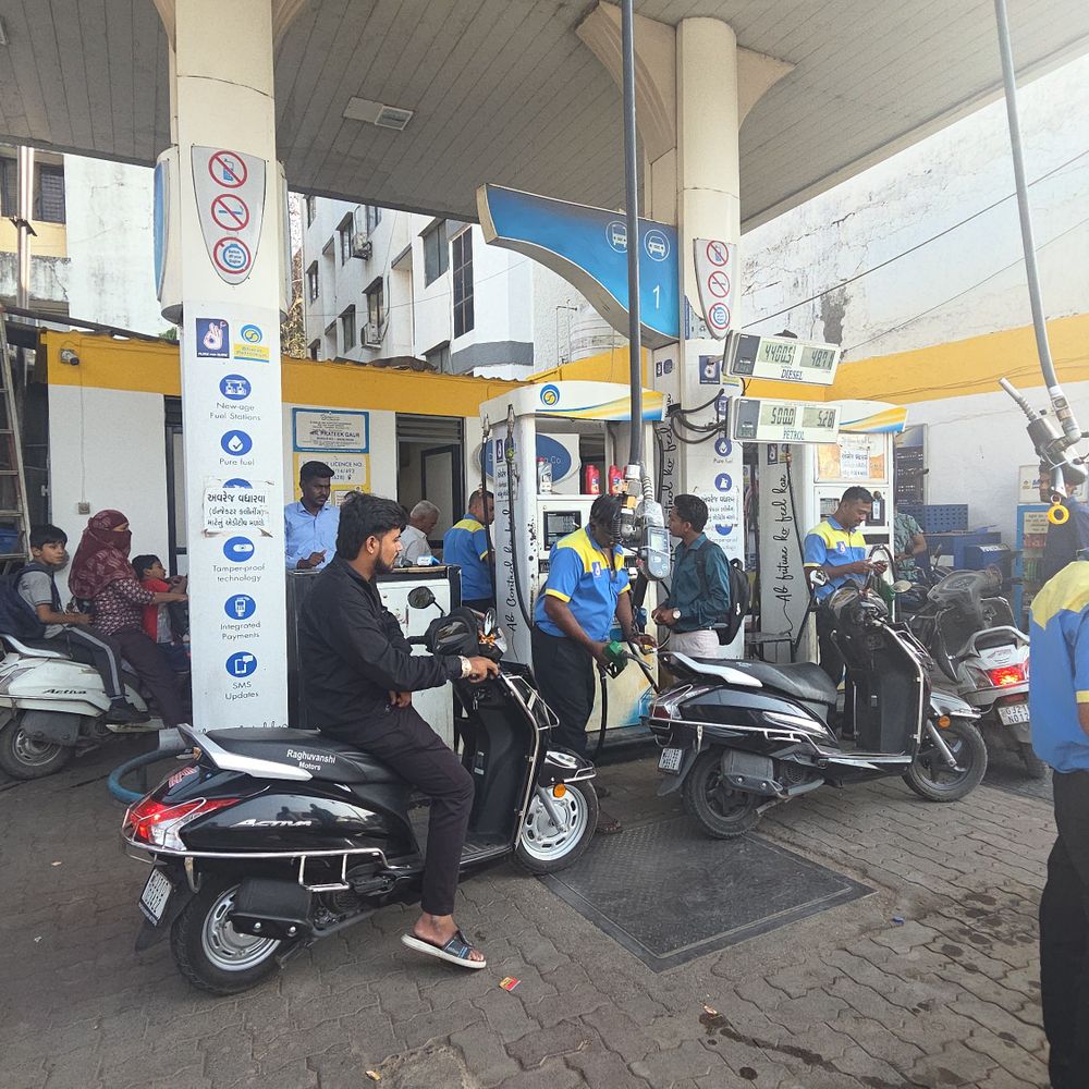 નવસારીમાં પેટ્રોલ-ડીઝલનો પૂરતો જથ્થો ઉપલબ્ધ:પંપ સંચાલકોએ અફવાઓથી દૂર રહેવા કહ્યું, બિનજરૂરી પેટ્રોલ ડીઝલનો જથ્થાની સંગ્રહખોરી ન કરવા અપીલ
