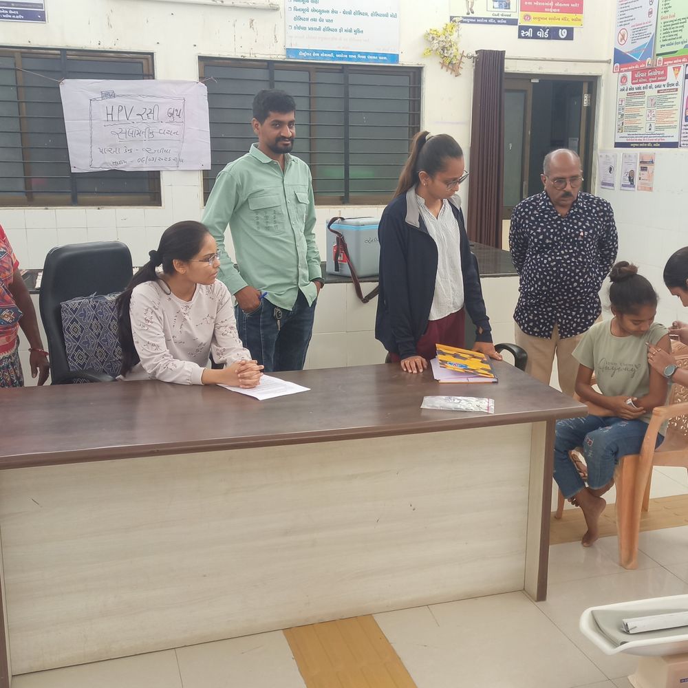 અડિયામાં 51 કિશોરીઓને સર્વાઈકલ કેન્સર રસી અપાઈ:19 ગામમાંથી સરકારી વાહન દ્વારા લાભાર્થીઓને હોસ્પિટલ લવાય છે