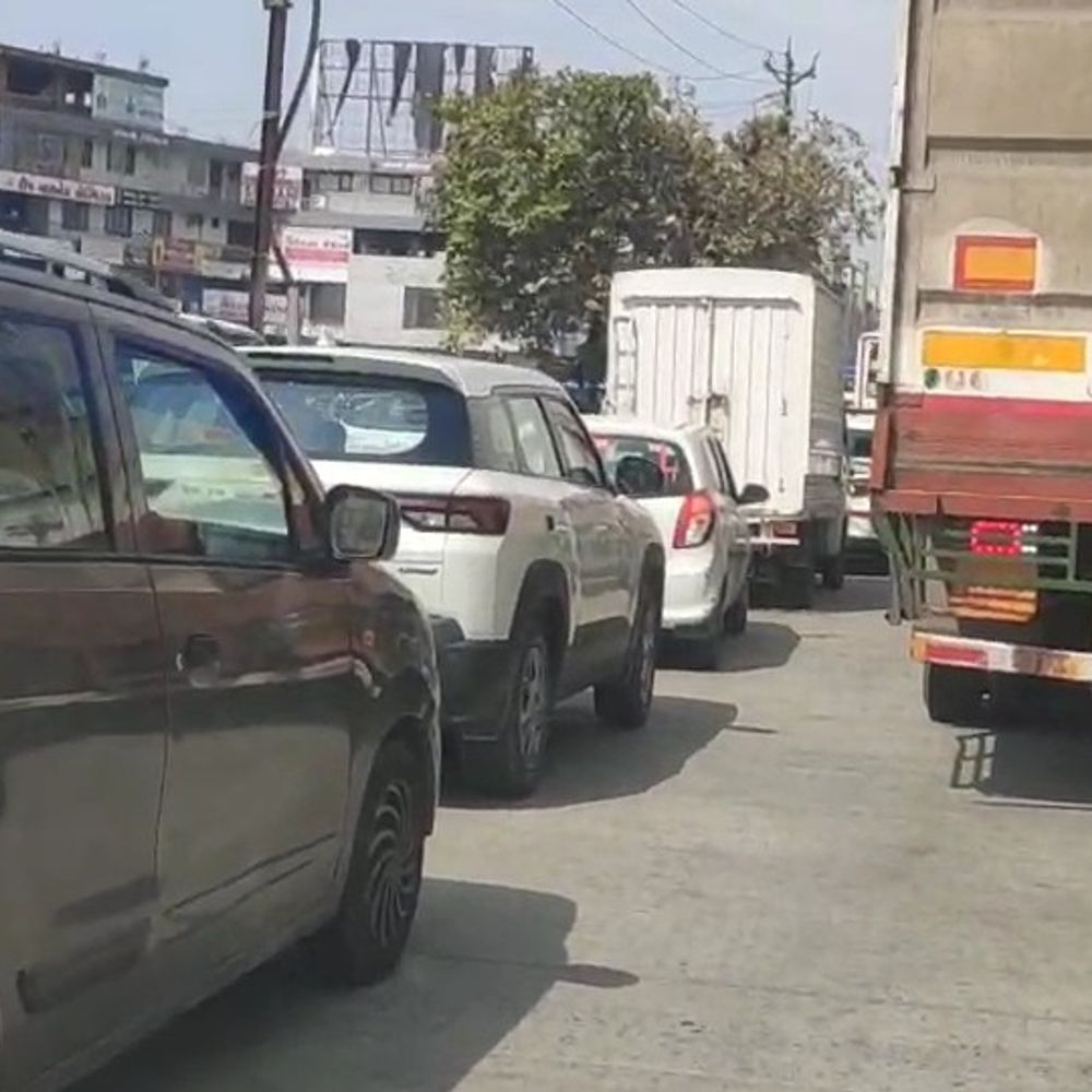 હિંમતનગર: સહકારી જીન ઓવરબ્રિજ સર્વિસ રોડ પર ટ્રાફિક જામ:વાહનચાલકો અડધો કલાકથી ફસાયા, ઓવરબ્રિજ બન્યા છતાં હાલાકી