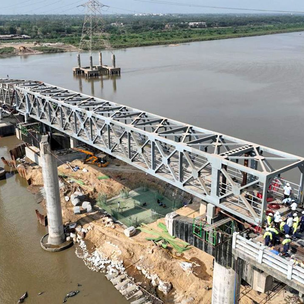 વિશ્વકર્મા સમાજદ્વારા બ્રિજને વિનામૂલ્યે સરકારને સમર્પિત કરાયો‎:ગંભીરા-પાદરા બ્રિજને ફેબ્રિકેટેડ ટેક્નોલોજીથી જોડવાની કામગીરી સફળતાપૂર્વક સંપન્ન થઇ