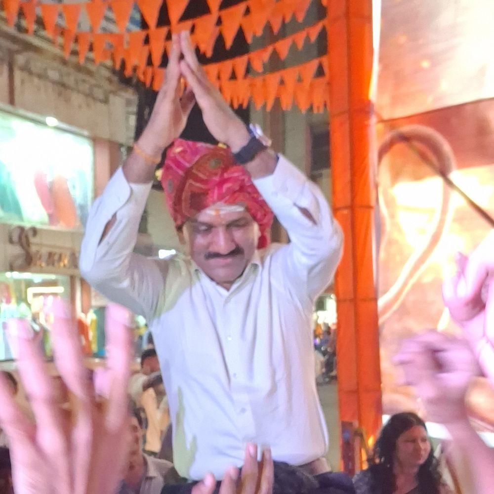 SOGમાં બદલી થતા વલસાડ PI ડી.ડી. પરમારને ભવ્ય વિદાય અપાઈ:શહેરીજનોએ ખભે બેસાડી સરઘસ કાઢ્યું, સન્માન કરી શુભેચ્છાઓ પાઠવી