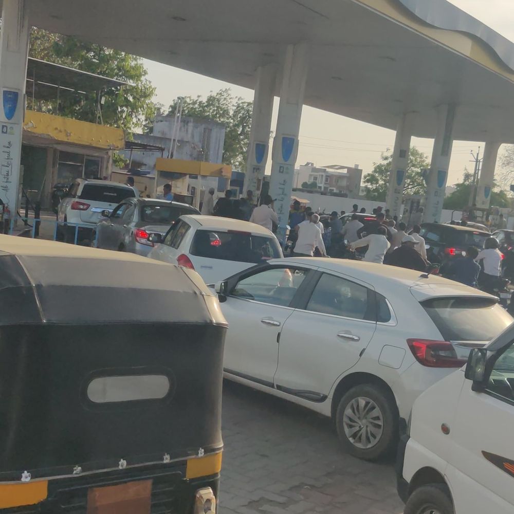 સુરેન્દ્રનગરમાં પેટ્રોલ-ડીઝલનો પૂરતો જથ્થો ઉપલબ્ધ:કલેક્ટરે અફવાઓથી દૂર રહેવા અને બિનજરૂરી ભીડ ટાળવા અપીલ કરી